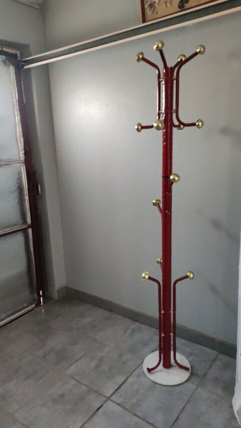 Portemanteau Rouge M�tallique avec Crochets Dor�s 25 Gargenville (78)