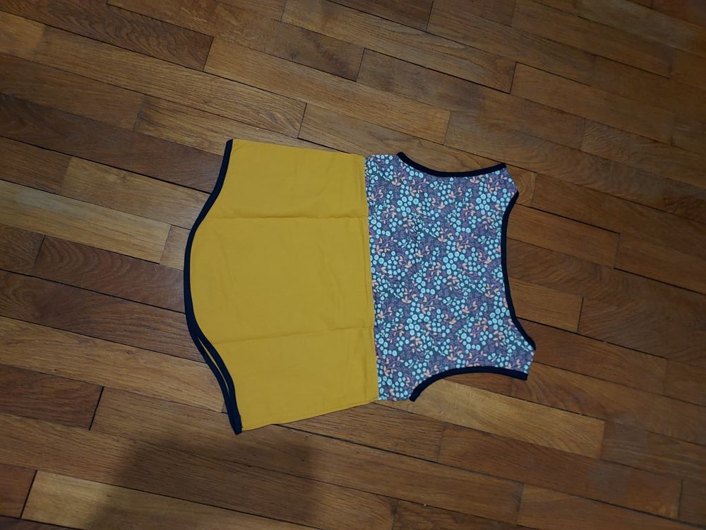 D&eacute;bardeur jaune + motif color&eacute; Vêtements