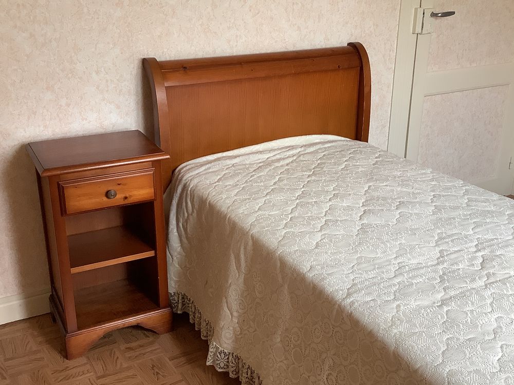 lit 1personne et chevet en merisier + sommier et matelas Meubles