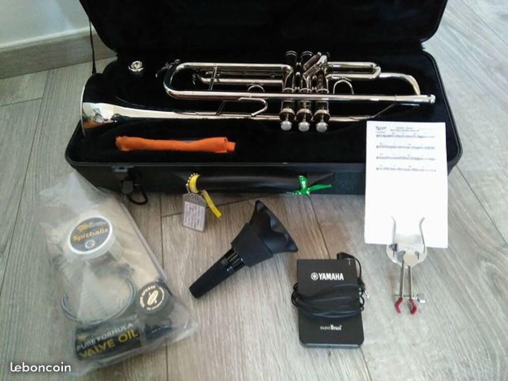 Trompette plaquage argent, avec tous ses accessoires Instruments de musique