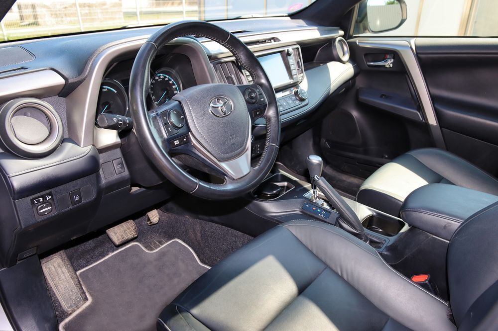 RAV 4 RAV4 Hybride 197ch AWD Collection 2018 occasion 26450 Cl&eacute;on-d'Andran