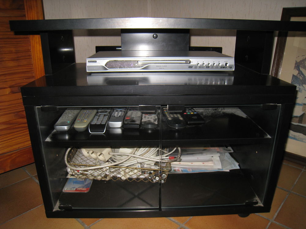 Meuble de t&eacute;l&eacute;vision noir &agrave; roulettes Meubles