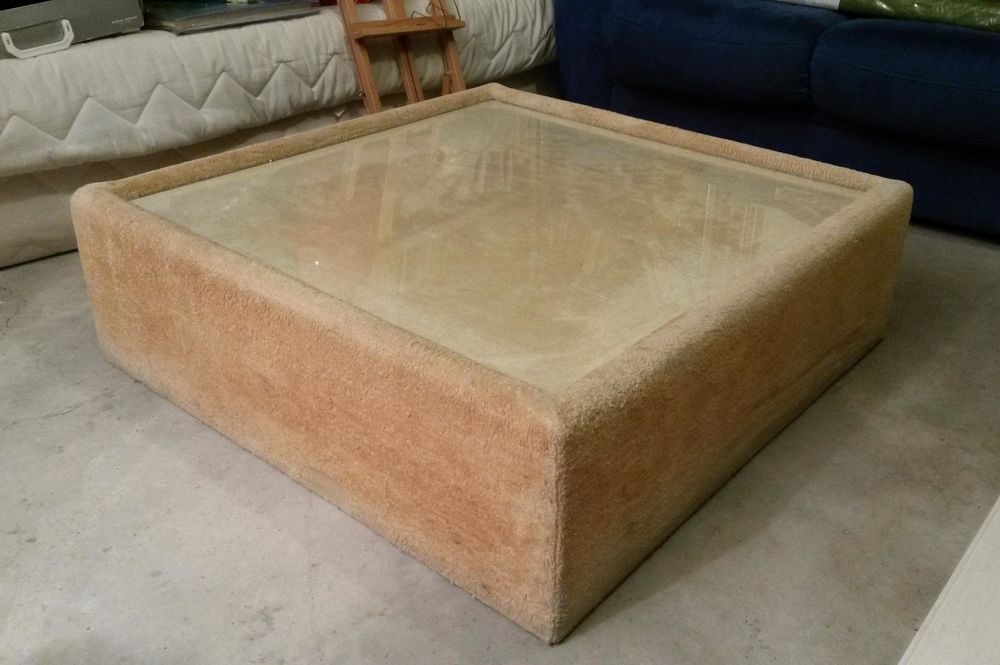Table basse carr&eacute;e beige avec dessus en verre Meubles