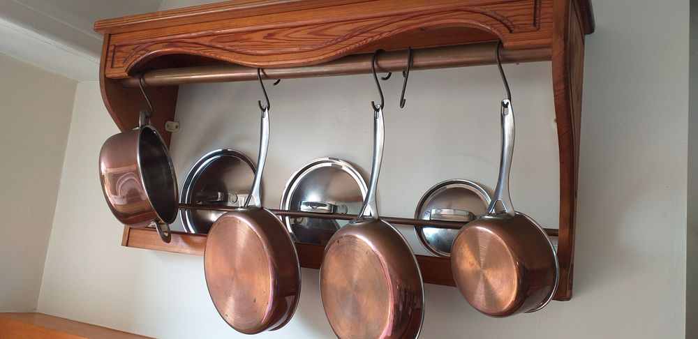 Ensemble cuivres avec pr&eacute;sentoir
Cuisine