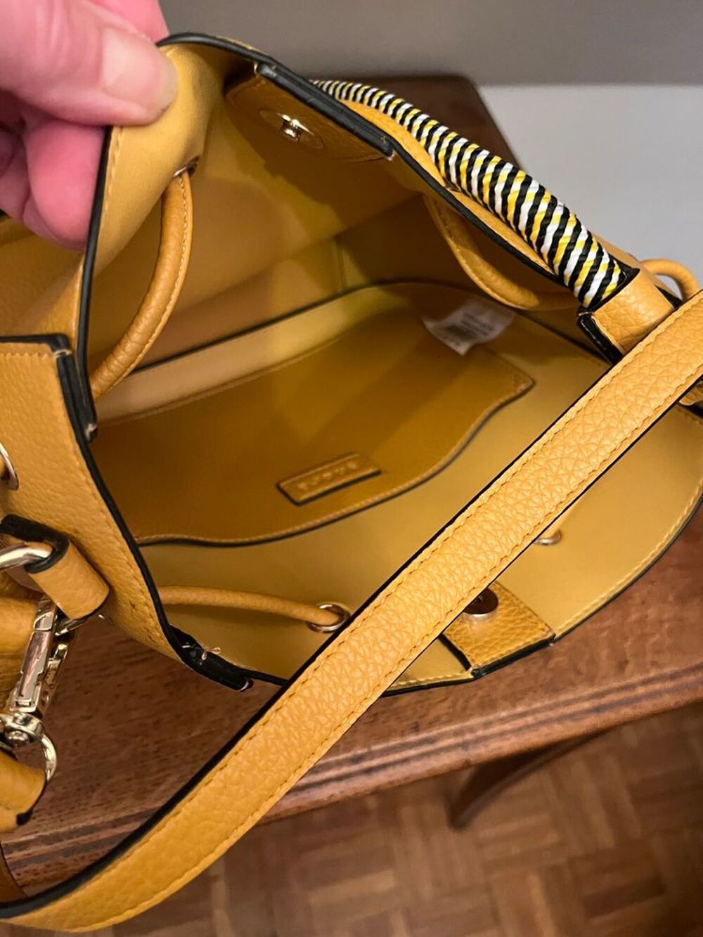 Trois sacs &agrave; main, vendus ensemble ou s&eacute;par&eacute;ment Chaussures