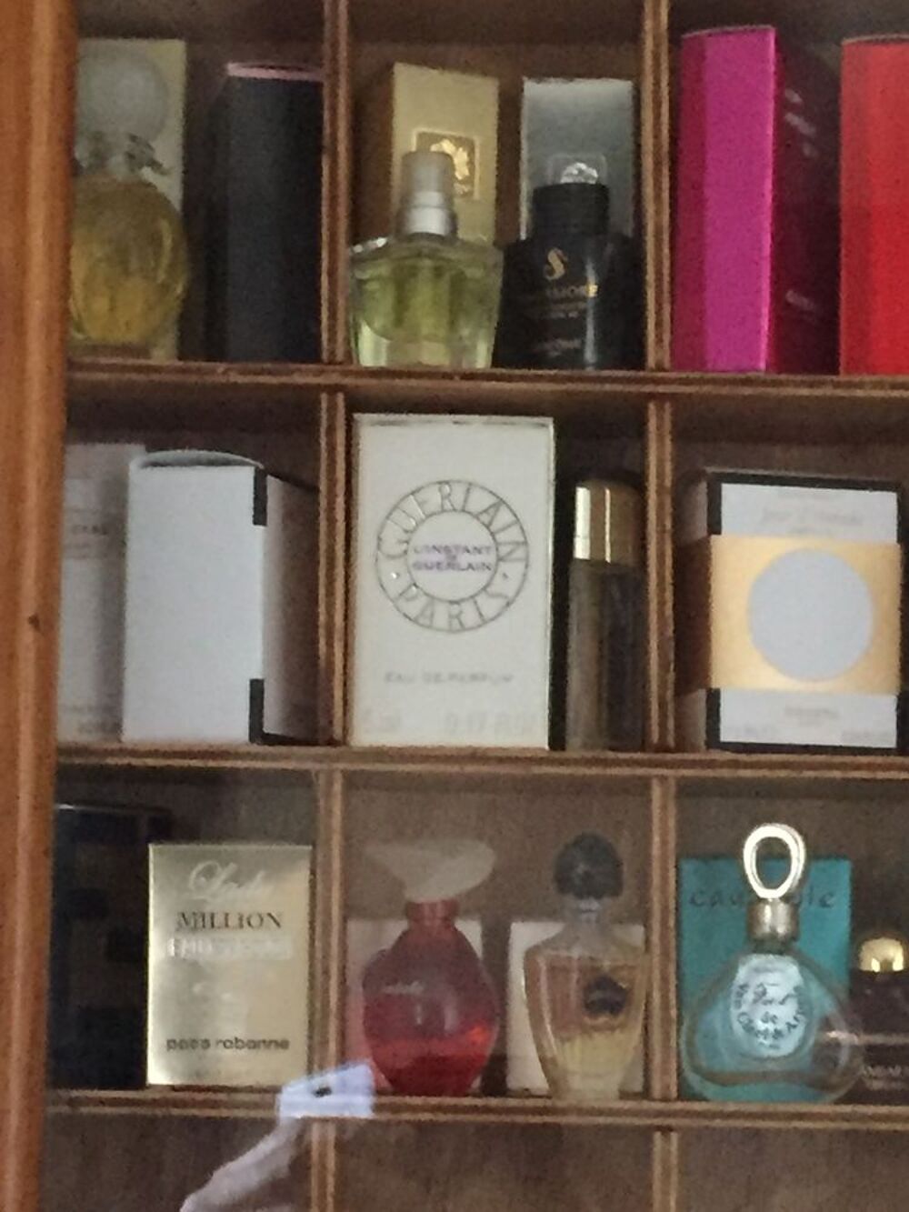 vitrine vendu avec &eacute;chantillons de parfums 