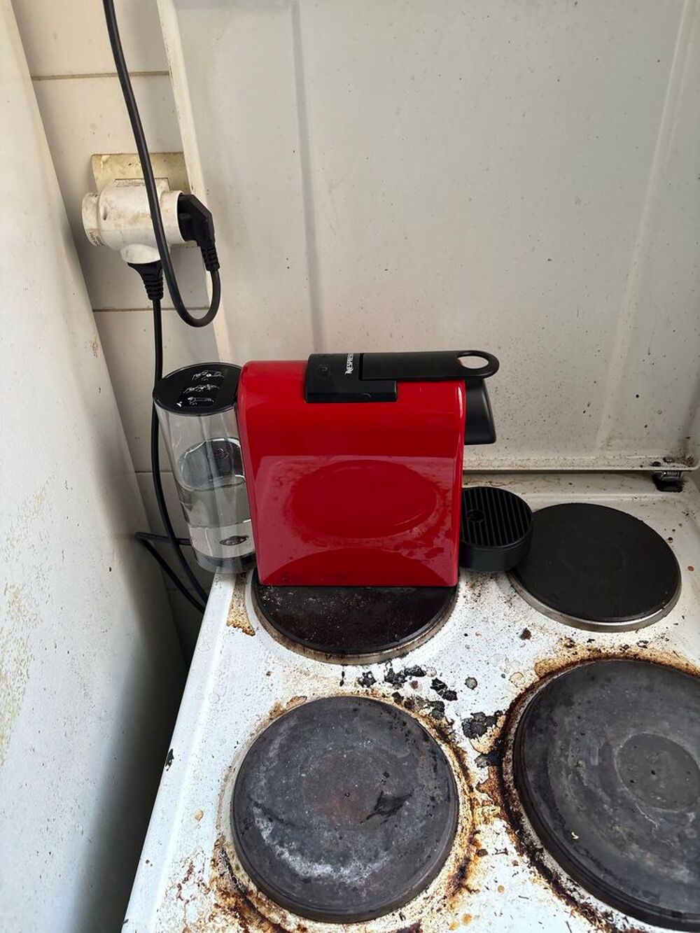 machine Nespresso avec 200 capsules Electroménager