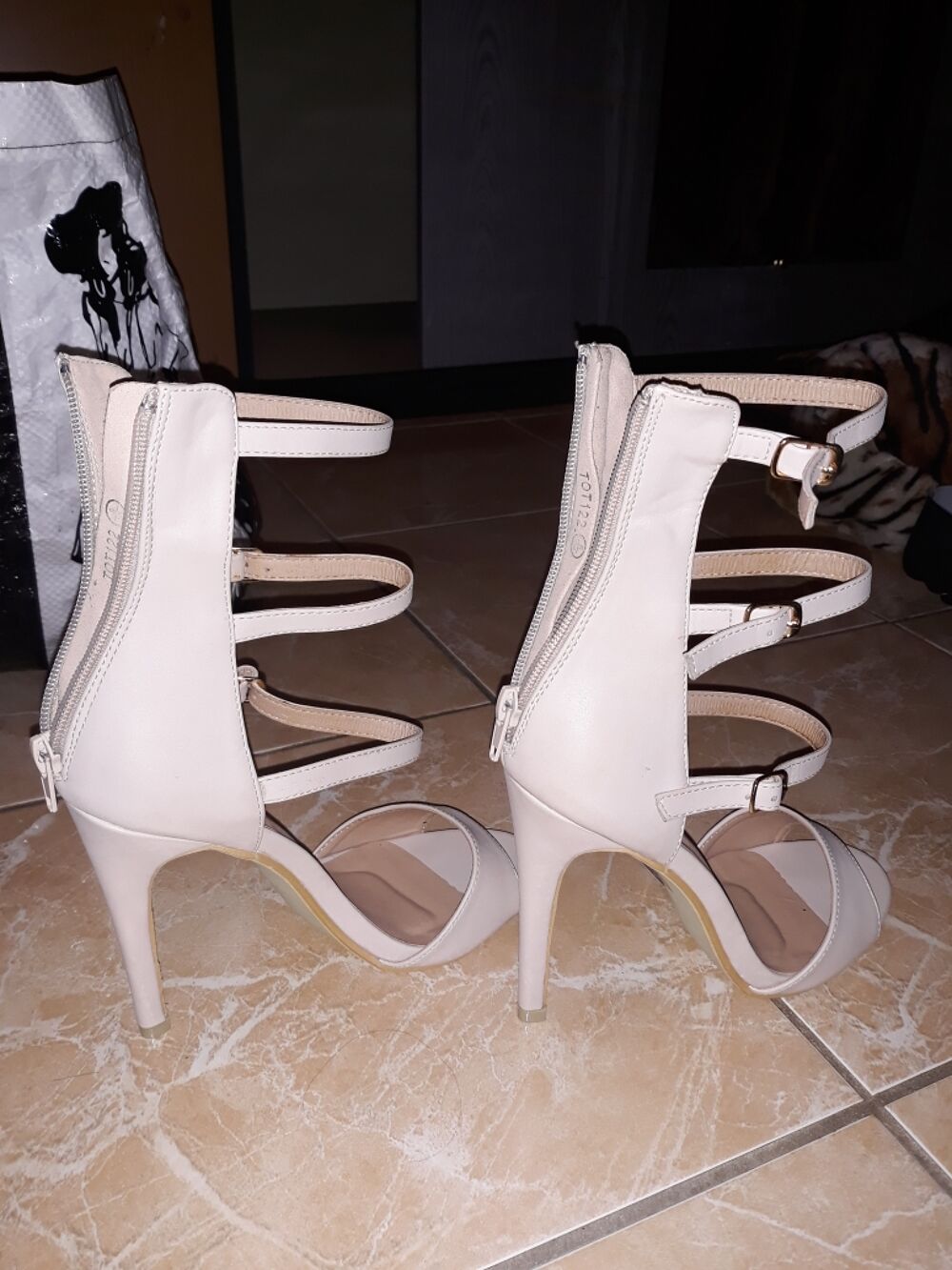 Talons aiguilles beiges &agrave; lanieres Chaussures