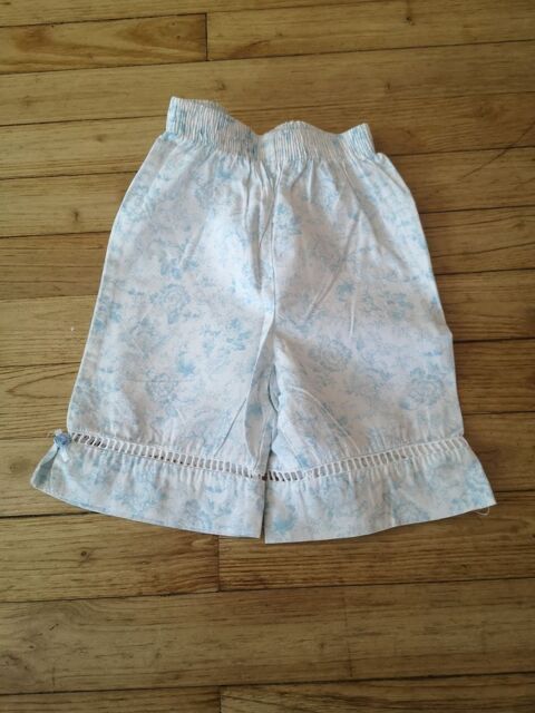 LG 103 (111) - 6 mois - Short avec fleurs bleues 1 Paris 13 (75)