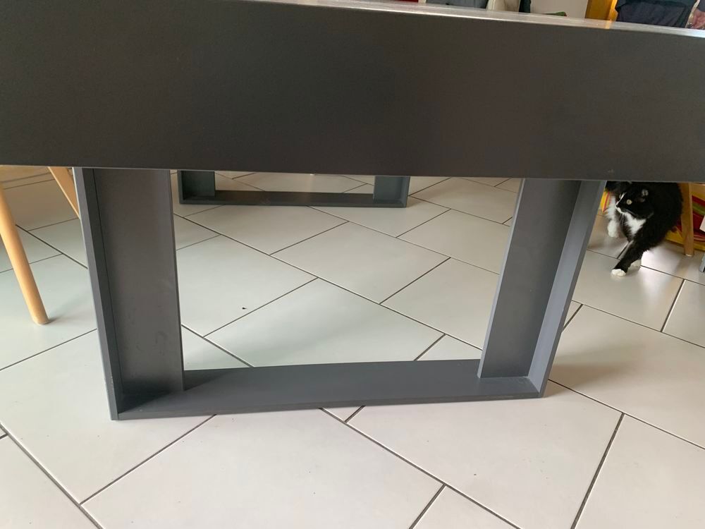 Table design grise avec pieds noirs. Originale et moderne. Meubles