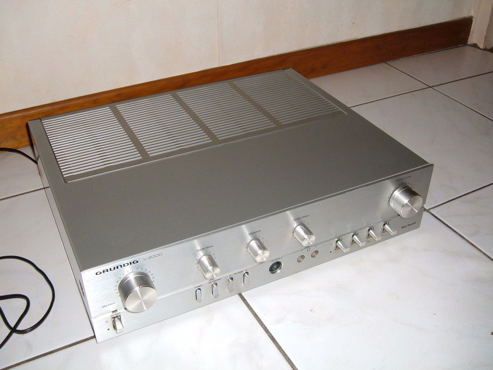 GRUNDIG mod V2000 (vintage 1979) Audio et hifi