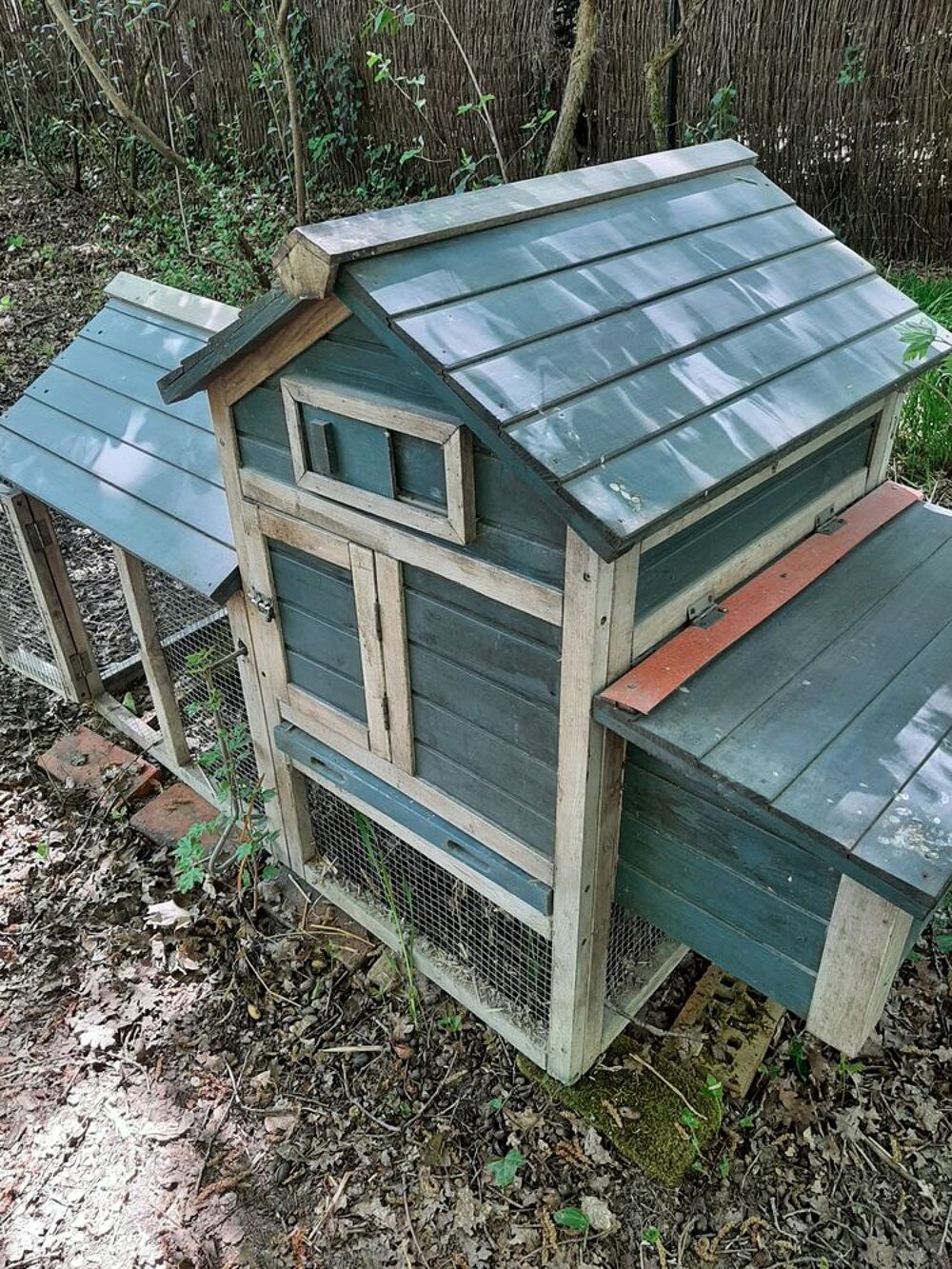  poulailler &agrave; restaurer. Jardin