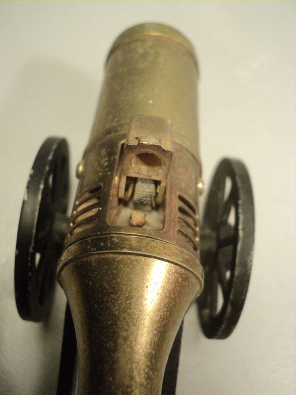 Ancien Briquet de Table Canon &agrave; Essence. 
