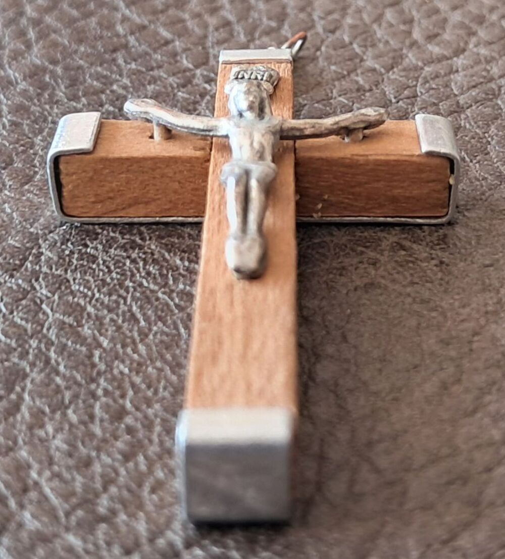 pendentif m&eacute;daillon croix chr&eacute;tienne crucifix avec j&eacute;sus Bijoux et montres