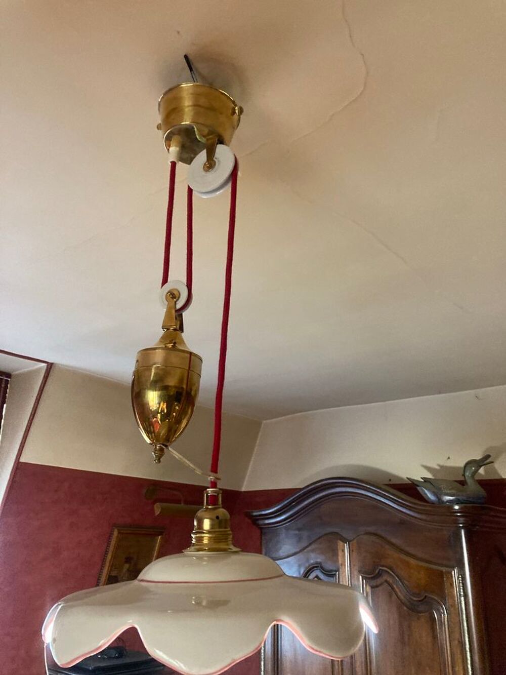Ancienne lampe de plafond &agrave; poulies. Décoration