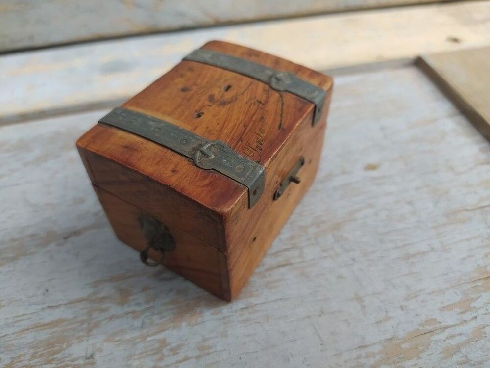Ancienne Boite &agrave; Timbres Malle Bois Fontainebleau 