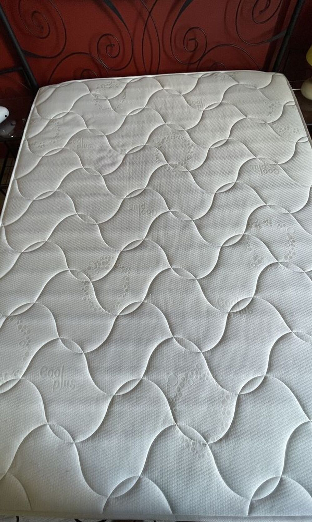 Ensemble lit / matelas et chevet + linges de maison Meubles