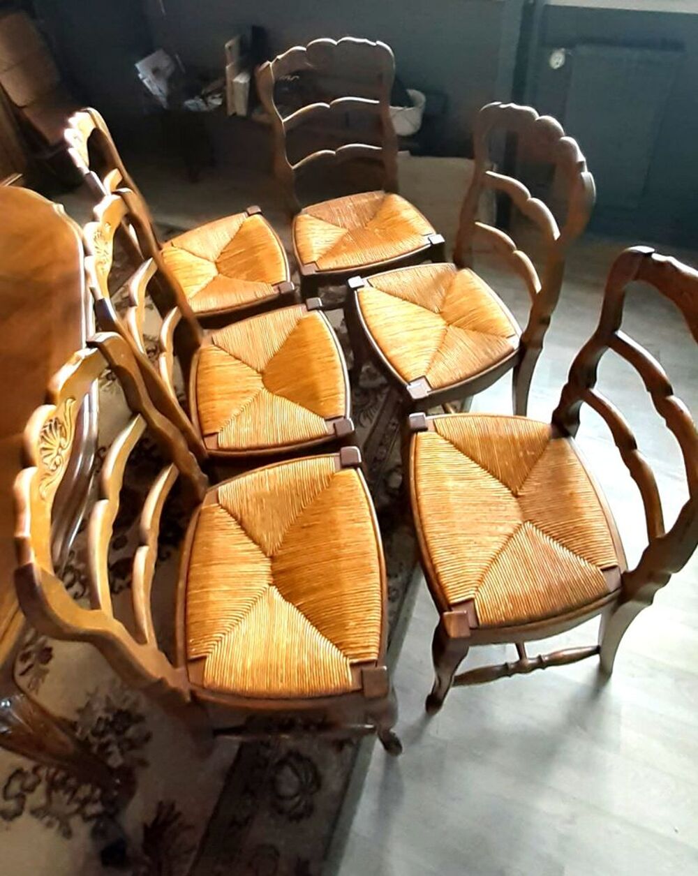 Salle &agrave; manger de style, noyer massif Meubles