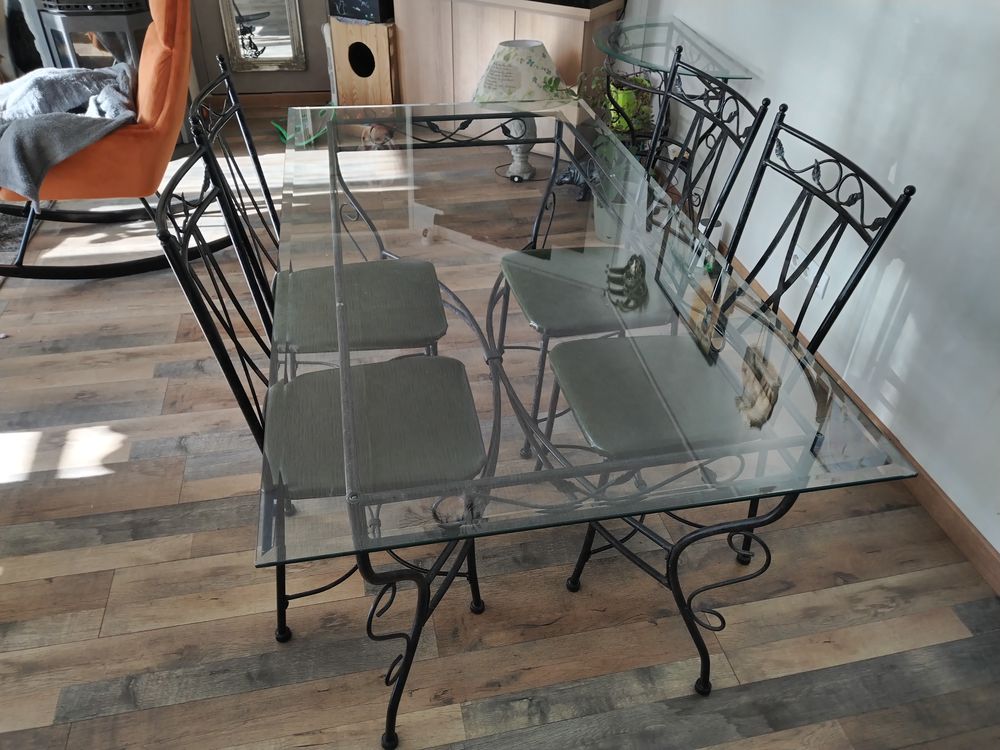 Table &agrave; manger en verre et fer forg&eacute; plus deux consoles et . Meubles