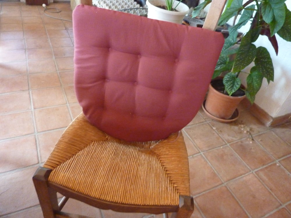 lot de 12 chaises bois et paille tr&egrave;s bonne &eacute;tat + coussins Meubles