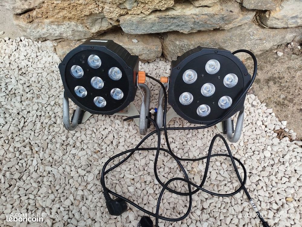 Projecteur DMX &eacute;quip&eacute; en sans fils 2.4ghz le lot de deux Instruments de musique
