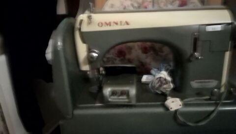 Machine a coudre marque omnia 45 Montpellier (34)