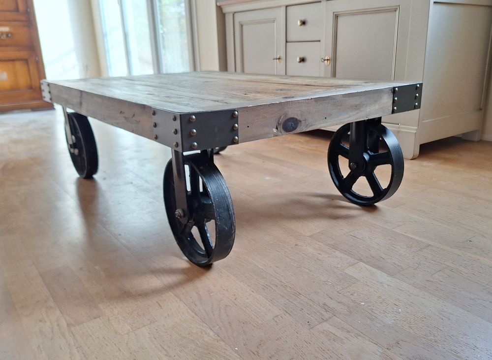 Table basse &agrave; roulettes - style brut et industriel Meubles