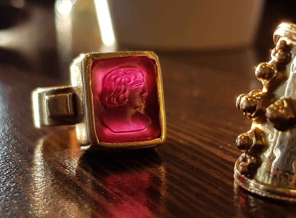 Anneau OR 18-20k avec rubis grav&eacute; en medaillon style antique Bijoux et montres