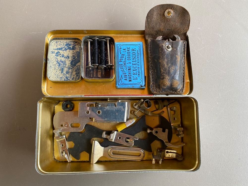 Anciens outils et revues de la machine a? coudre anciennes 