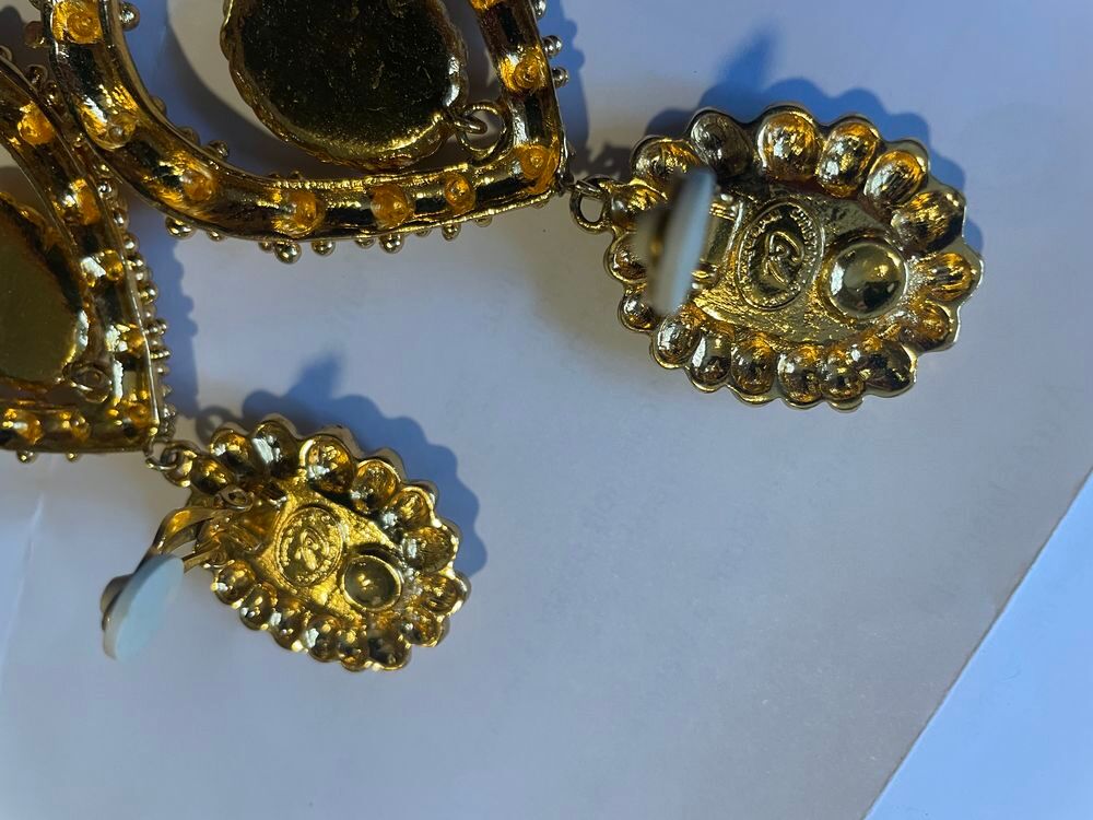 BO ovales perl&eacute;es dor&eacute;es Pendant ovale serti cabochons noir Bijoux et montres