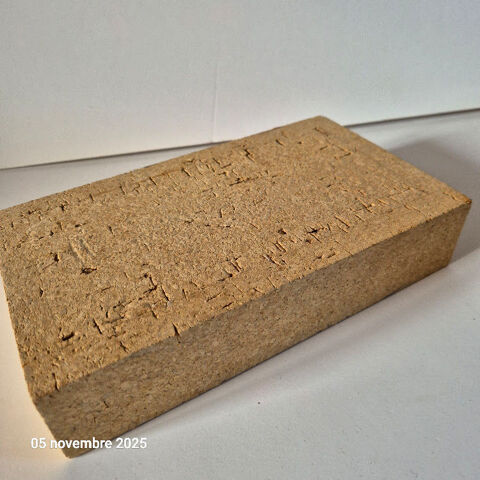 Brique creuse servant de présentoir pour objets , entièremen 8 Saumur (49)