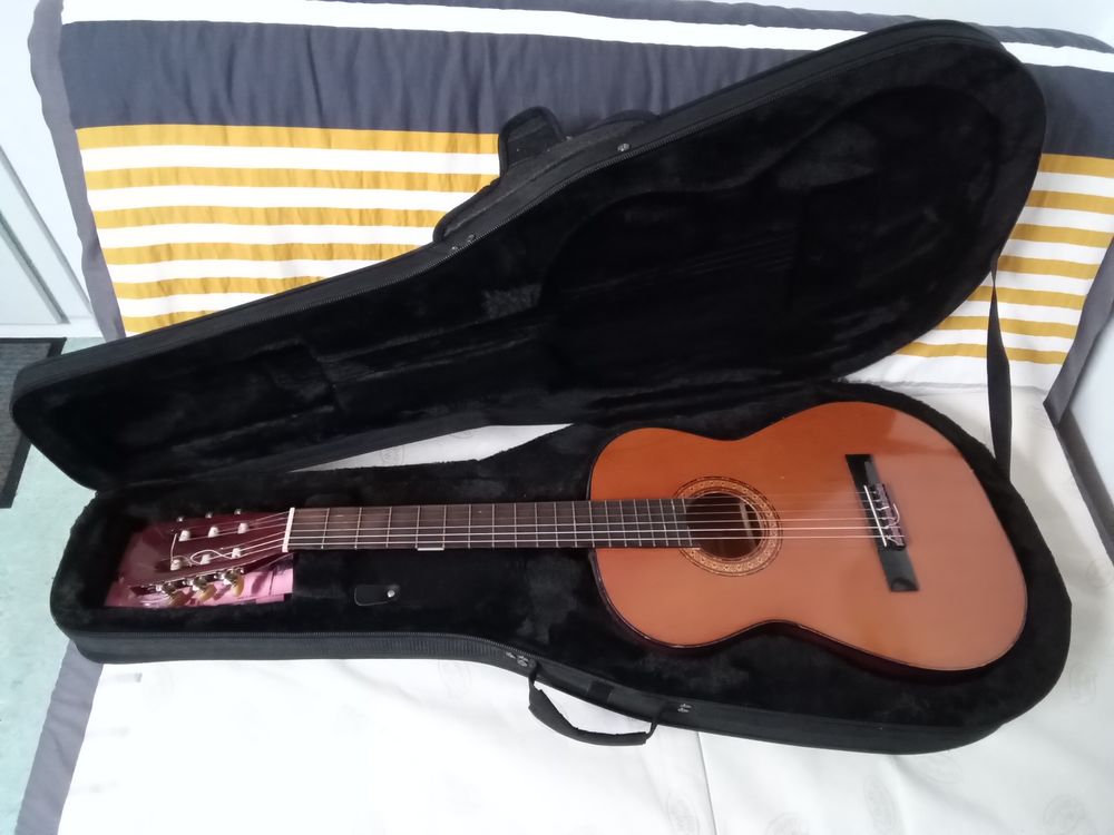 Guitare classique et son etui Instruments de musique