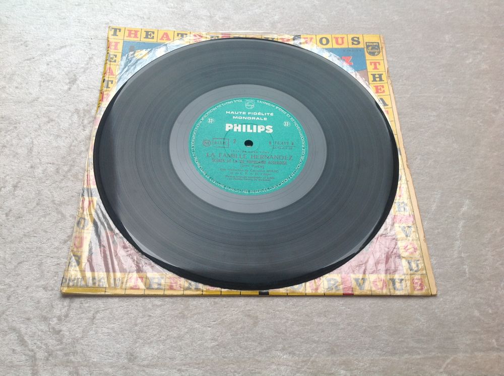 LA FAMILLE HERNANDEZ Sc&egrave;nes de la vie populaire Alg&eacute;roise En CD et vinyles