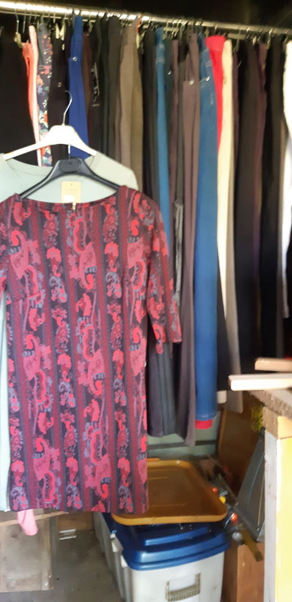 Lot de v&ecirc;tements toutes tailles.
V&ecirc;tements neufs. Vêtements
