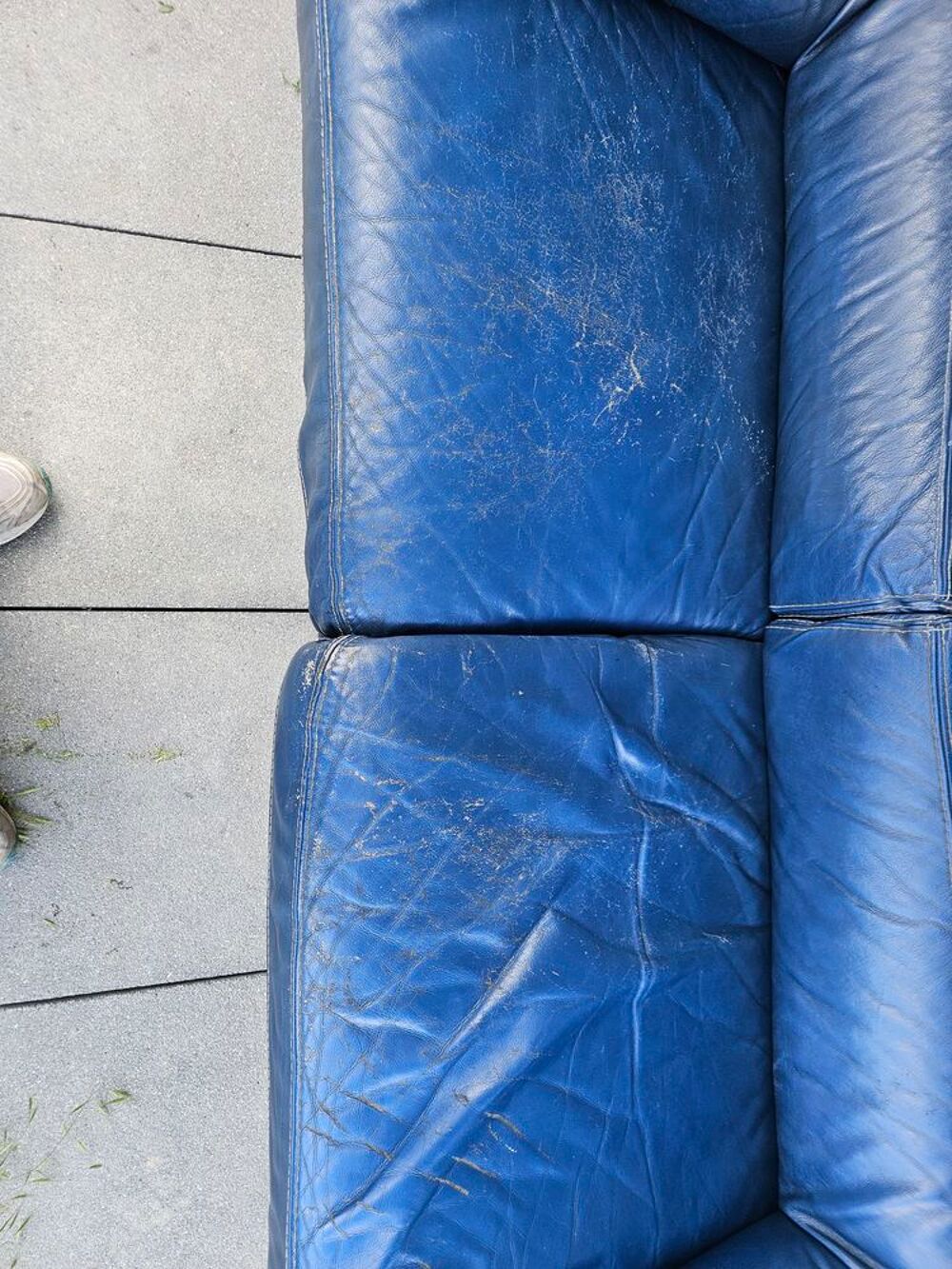 je canap&eacute; en cuire bleu confortable 120 euros Meubles