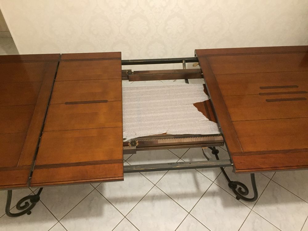Table de salle &agrave; manger 
avec six chaises et coussins. Meubles
