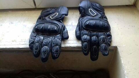 Bonjour gants moto taille M je fais pas envoi ni de compte PayPal etc je prends que de esp�ce as venir chercher � mon domicile Merci 20 Paudy (36)
