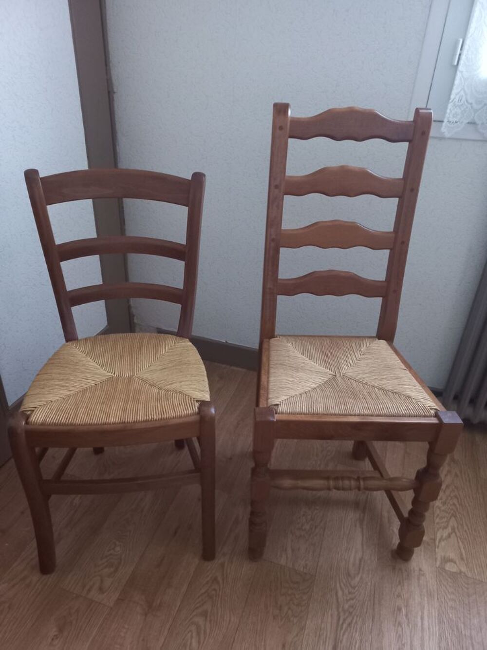 Table ronde + 4 chaises
Meubles