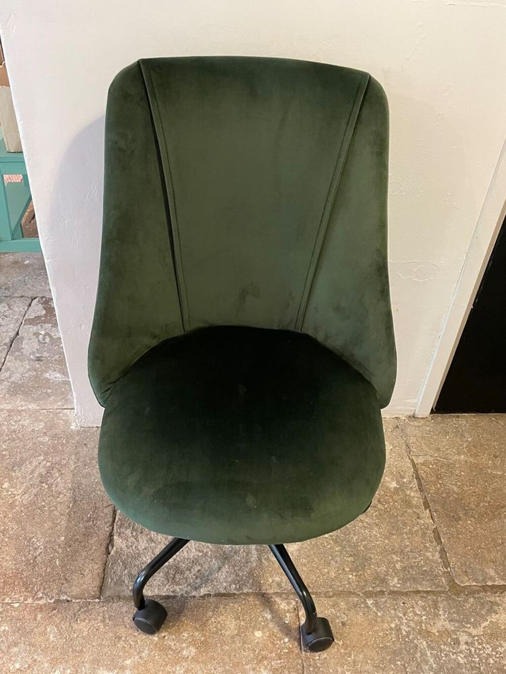 Chaise de bureau verte en velours et pivotante. Meubles