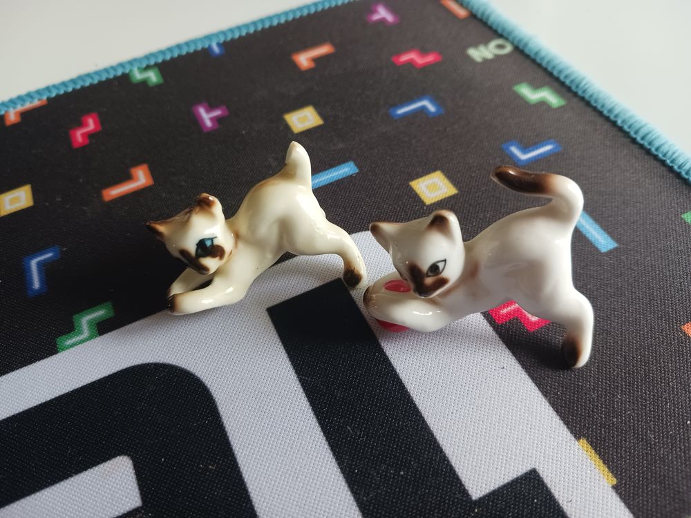 Figurines de Chats en C&eacute;ramique en Action 
