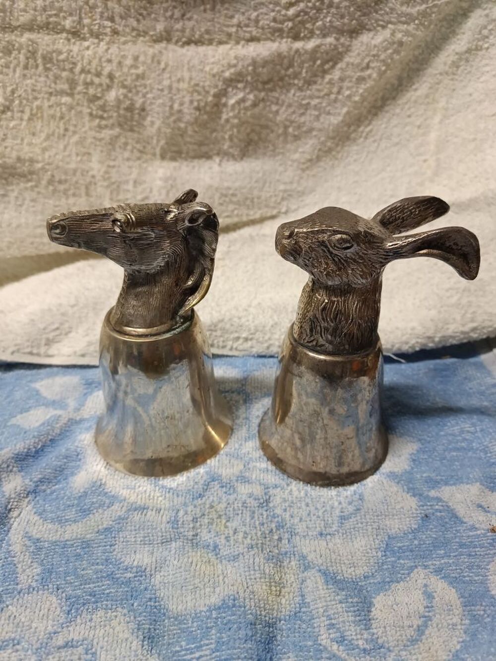 2 Anciens gobelets th&egrave;me chasse en m&eacute;tal argent&eacute; et bronze 