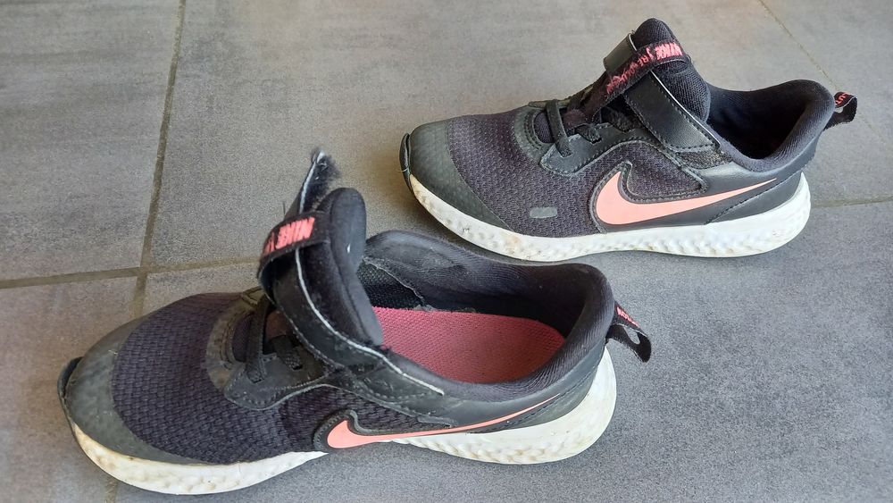Chaussures Nike Revolution fille noir-rose T31
Chaussures enfants