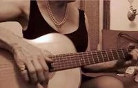   DAME Prof de GUITARE et GUITARISTE Donne Cours Tout Niveau  