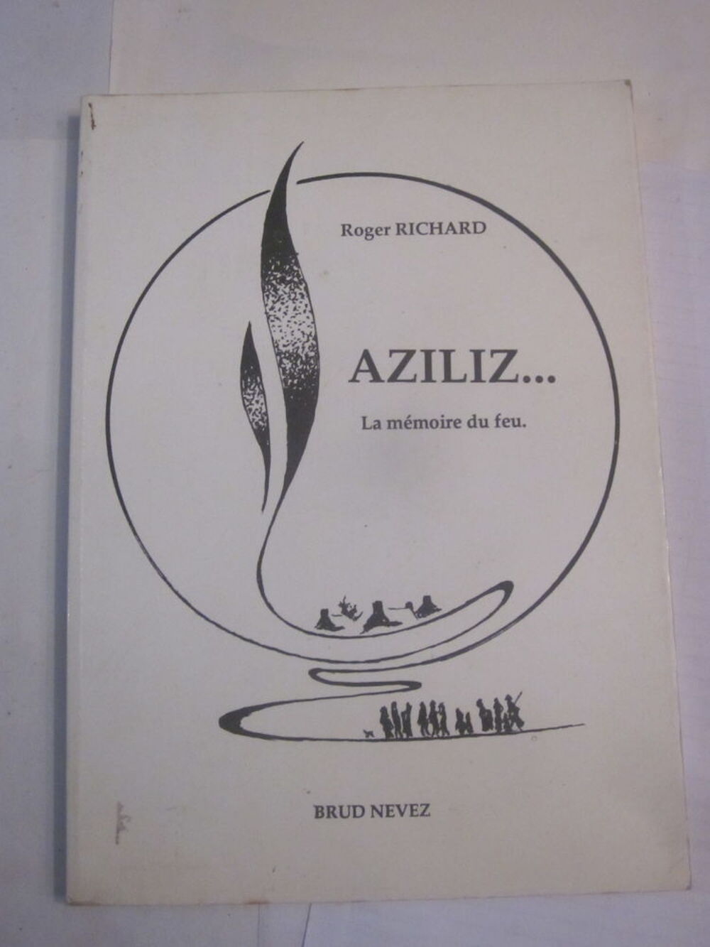 AZILIZ ..... LA MEMOIRE DU FEU ( Plouguerneau ) Livres et BD