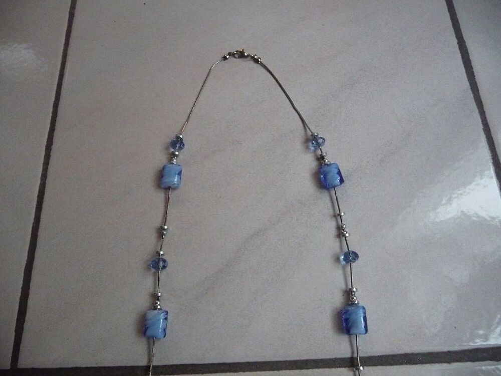 Sautoir Grand collier en Perles de verre bleues - N E U F Bijoux et montres