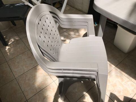 table de jardin 6/8 places + 4 chaises tat neuf 80 Arcachon (33)