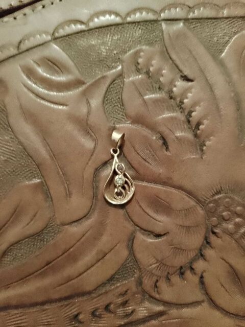 pendentif en plaqu� or et Pierres color�es vintage ann�es 90. 15 Carqueiranne (83)