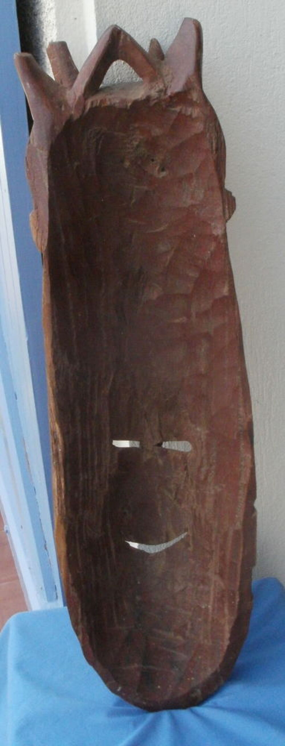 Masque africain en bois sculpt&eacute; Hauteur 63 cm Décoration