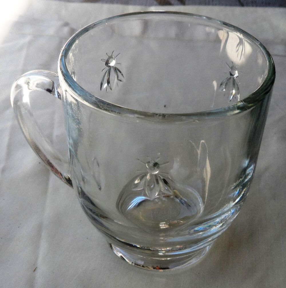 Chope neuve en verre orn&eacute;e d'abeilles des ann&eacute;es 1970 
Cuisine