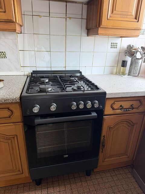 Gazini�re Beko 4 feux gaz + four 250 Tournefeuille (31)
